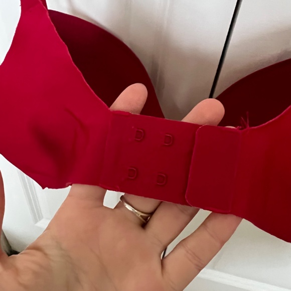 Victoria Secret 34DD - Picture 4 of 4